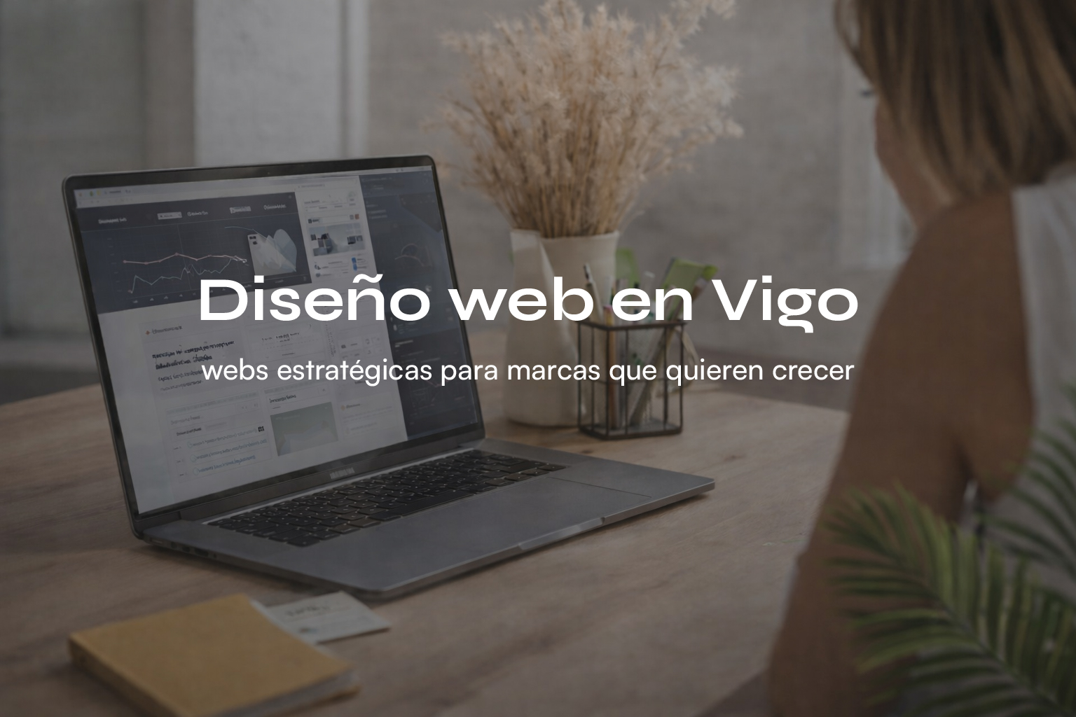 Diseño web en Vigo con enfoque estratégico en un estudio creativo, trabajando en una web profesional desde un espacio minimalista.